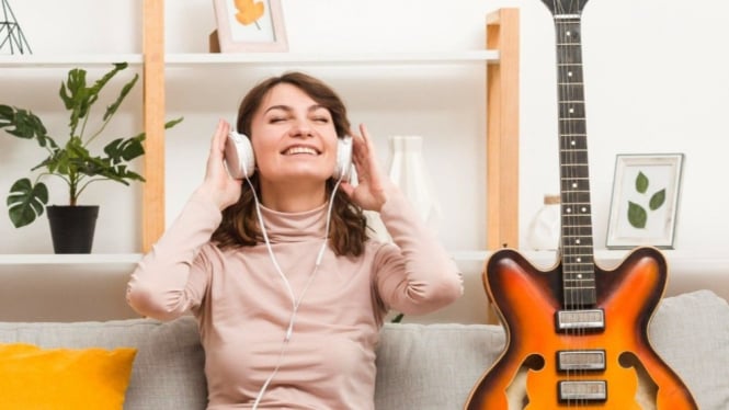 Seorang Wanita yang merasa rilex mendengarkan music