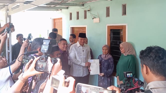 Menko AHY Serahkan Langsung Sertifikat Kepada Masyarakat