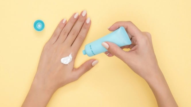 Ilustrasi seseorang yang sedang memakai skincare.