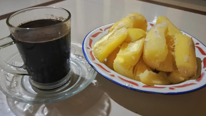 Ilustrasi Hidangan Kopi Hitam dan Singkong Rebus