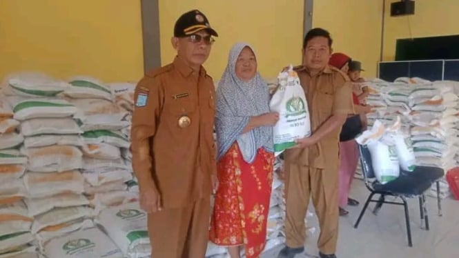 Kasi Kesos, saat memantau langsung proses penyaluran bantuan beras
