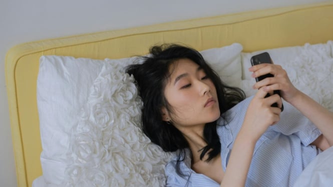Ilustrasi langsung buka HP saat bangun tidur