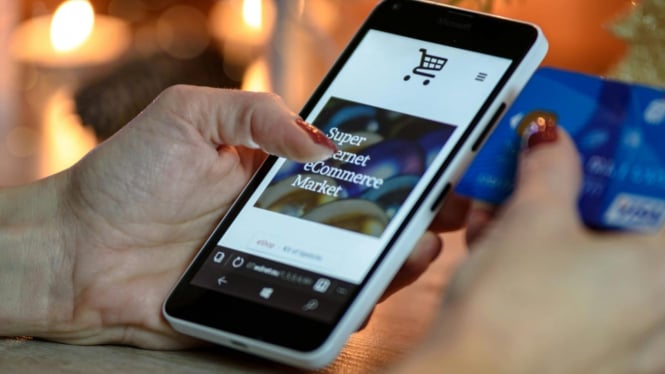 Remaja tergoda belanja online dengan fitur paylater di smartphone