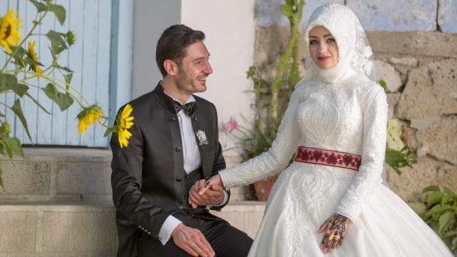 Ilustrasi sepasang pengantin penuh cinta dan bahagia