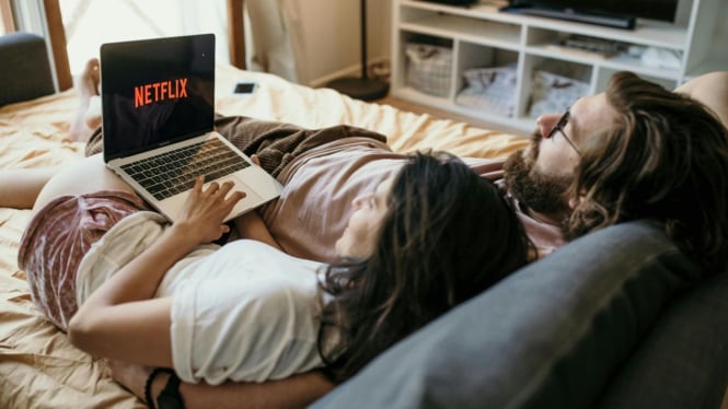 Menonton film favorit dengan nyaman