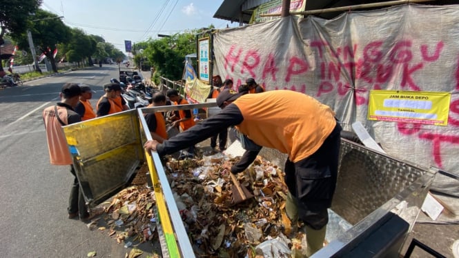 Pemilahan sampah oleh petugas DLH