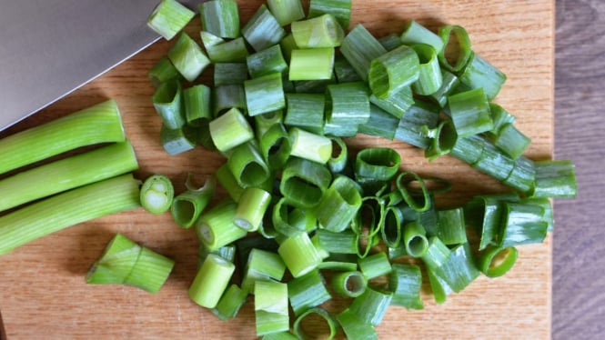 Iris daun bawang sesuai kebutuhan sebelum disimpan