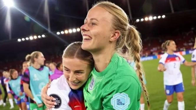 Hannah Hampton penyelamatan adu penalti