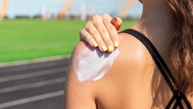 Memakai sunscreen perlu dioleskan kembali setelah 2 jam