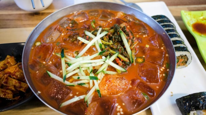 Kimbap dan naengmyeon, kuliner Korea yang muncul di film