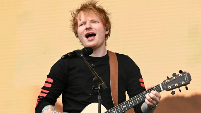Ed Sheeran promosikan album baru di konser.