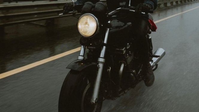 Jangan biarkan lampu motor redup ganggu perjalanan