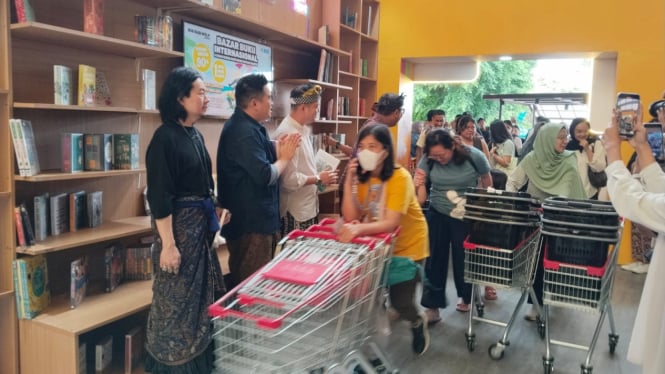Antusias pengunjung saat bazar buku dibuka