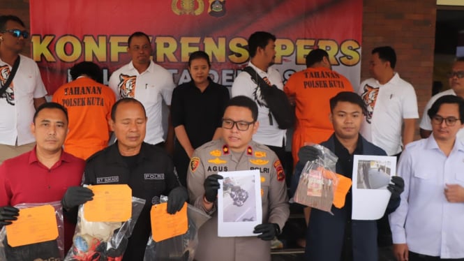 Kapolsek Kuta tunjukkan barang bukti perampokan WNA