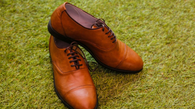 Sepatu kulit asli