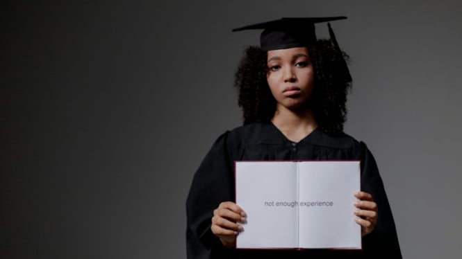 ilustrasi fresh graduate ditolak kerja