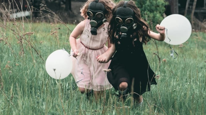 Ilustrasi anak-anak bermain di luar rumah memakai masker gas.
