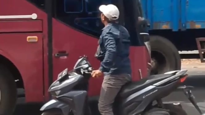 Pemotor gedor pintu pengemudi Bus Santoso yang ngeblong