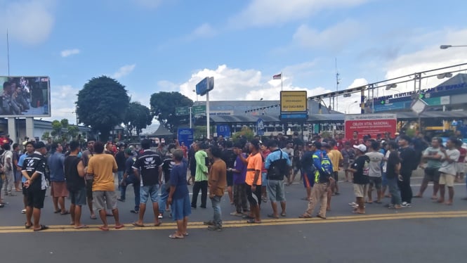 Puluhan pengemudi truk berunjukrasa di depan ASDP Ketapang