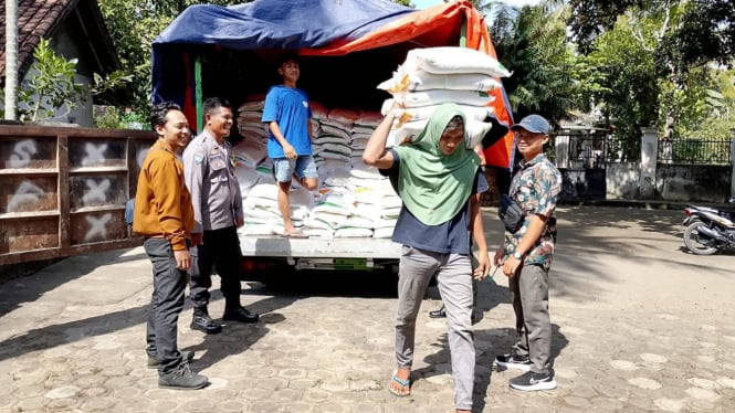 Pendistribusian bansos beras di kecamatan Jonggat.