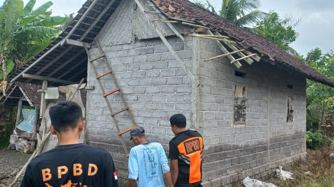 Atap rumah Lansia di Jembrana  Ambruk