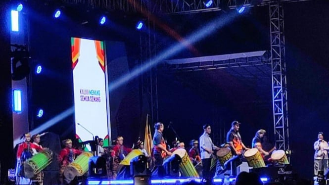 Gibran Pukul Gendang Beleq Sebagai Penutup FORNAS VIII NTB