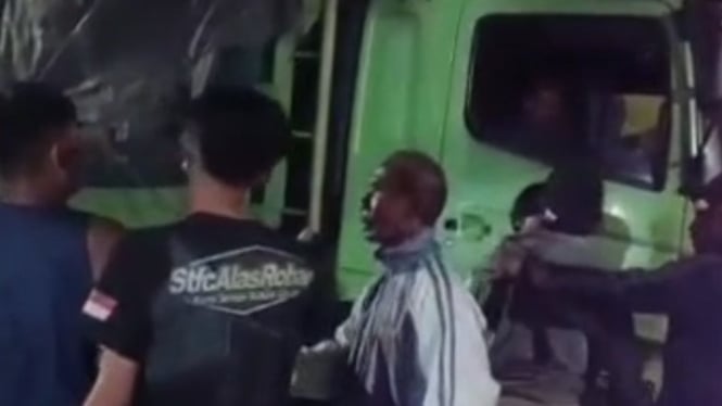 Pengemudi truk ngeblong nyaris dimassa
