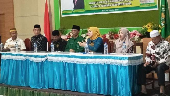 Anggota DPR RI, Mahdalena menghadiri kegiatan di Kemenag Bima.