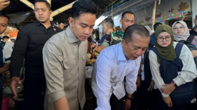Wapres Gibran Blusukan ke Pasar Kebon Roek Ampenan