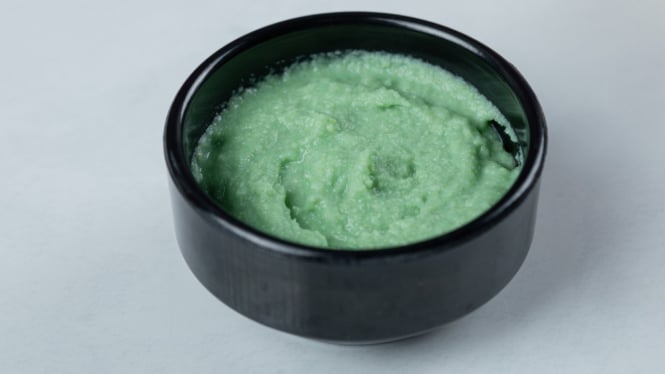 Pasta Wasabi Hijau dalam Mangkuk Hitam