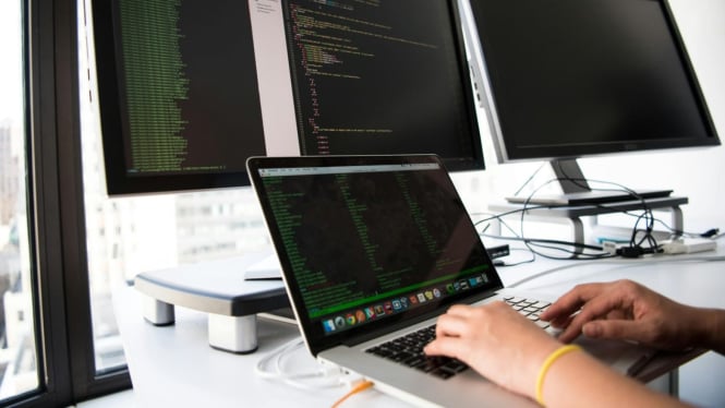 Ilustrasi programmer bekerja Foto oleh Christina