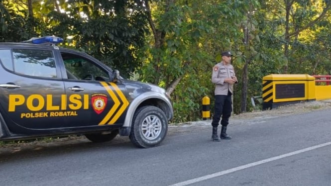 Anggota Polsek Robatal lakukan pengamanan jalan raya