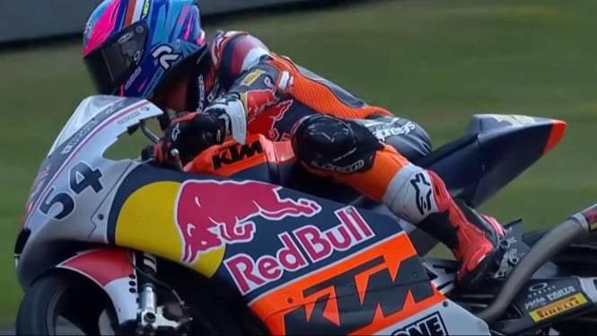Aksi veda di sesi balap red bull rookies cup
