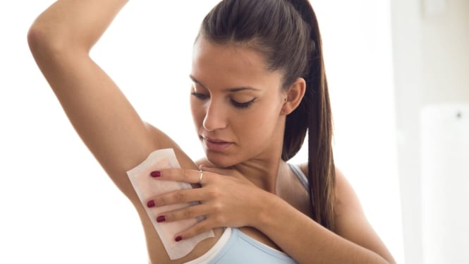 Ilutrasi seorang perempuan yang sedang waxing mandiri