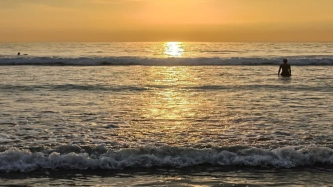 Ilustrasi ombak di pesisir Pantai Kuta.