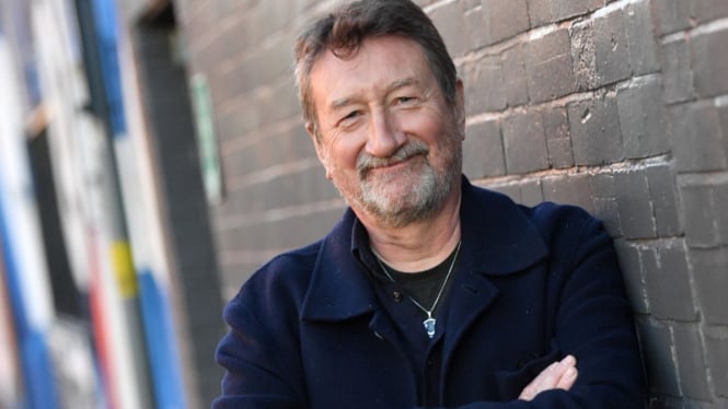 Steven Knight akan menulis naskah film James Bond terbaru.