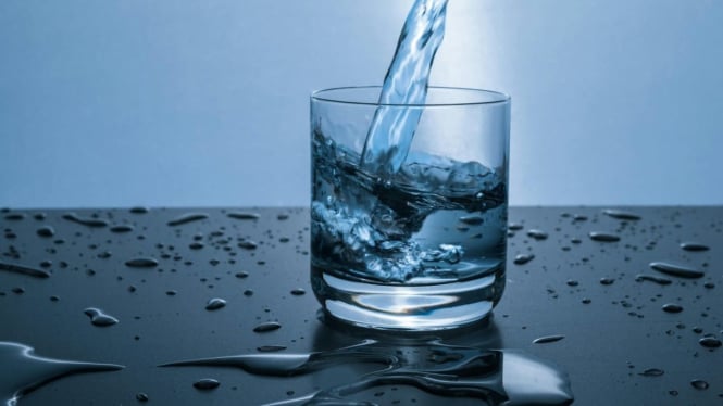 Air putih, tidak mengandung kalori, lemak serta gula tambahan