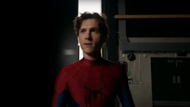 Tom Holland dengan kostum barunya di Film ​Spider-Man 4.