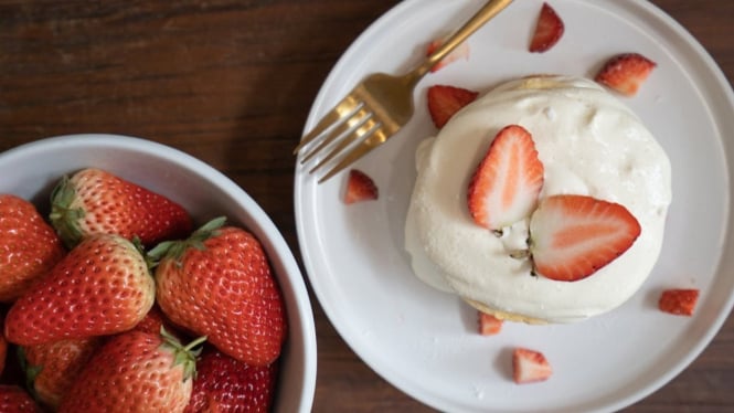 Souffle pancake yang super lembut dengan topping buah strawberry