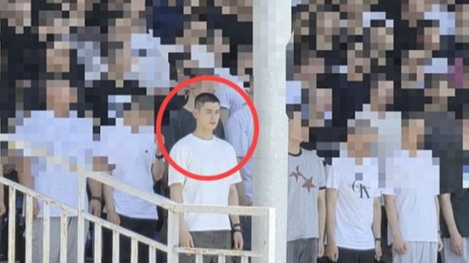 Cha EunWoo berdiri di antara calon pelatihan wajib militer lainnya