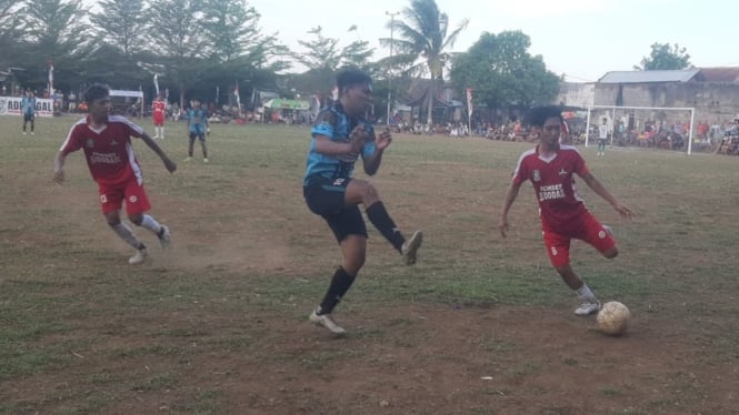 Perebutan bola dalam pertandingan semi final