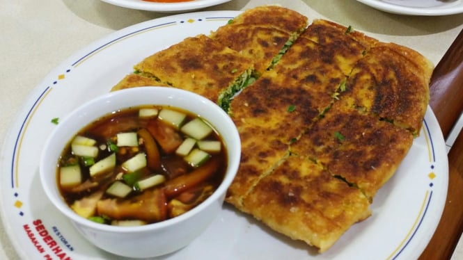 Martabak telur dengan kuah cuko
