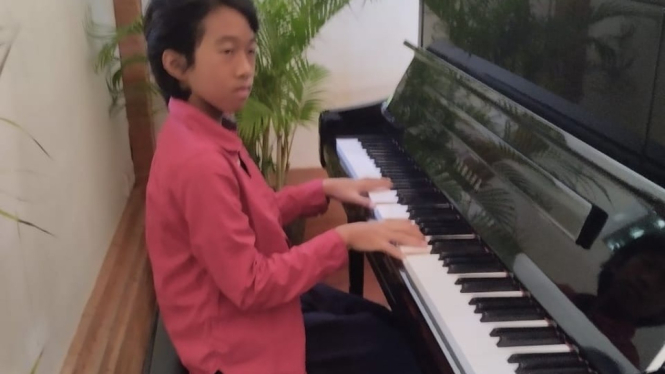 Amenangi Sadali Nitisara Wawo Runtu bermain piano jelang konser