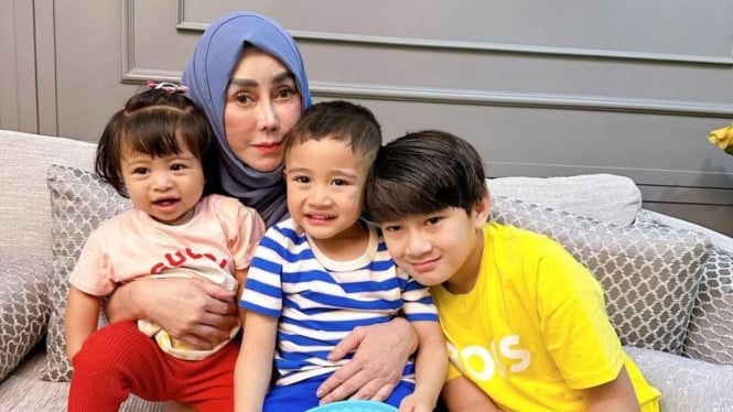 Amy Qanita terlihat sedang duduk bersama para cucunya