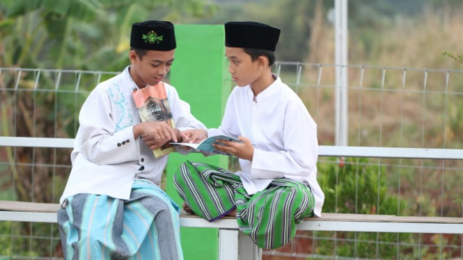 Ilustrasi Anak Pesantren yang Sedang Belajar