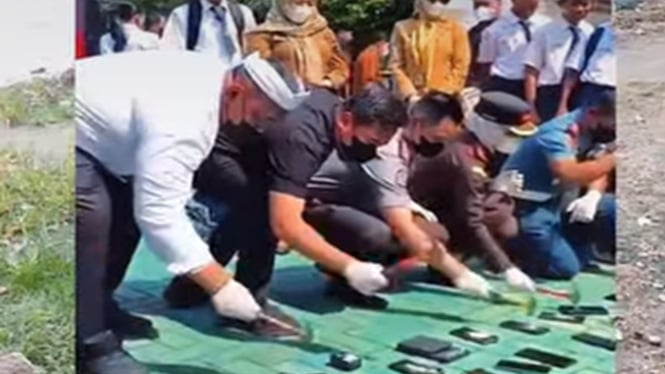 Video penghancuran HP yang viral di Facebook.