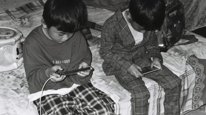 Ilustrasi Dua Orang Anak Sedang Bermain Handphone