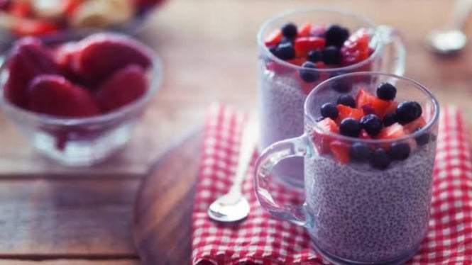 Chia pudding dengan buah beri, camilan sehat dan segar