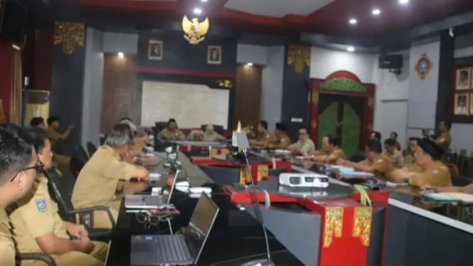 Bupati Lombok Barat, H. L. Ahmadi Zaini, memberikan arahan