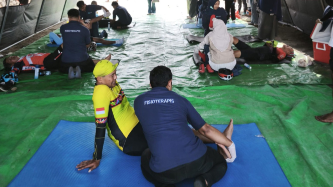 Fisioterapis tangani peserta lari maraton Festival Sangiang Api 2025